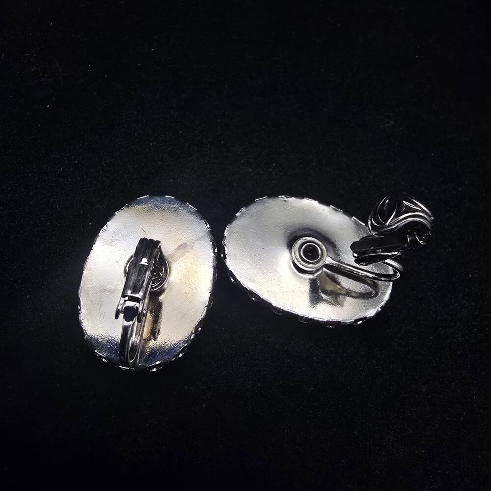 Vintage Cameo Clip On Earrings Silver Tone Orange White Acrylic NOS - Picture 6 of 8